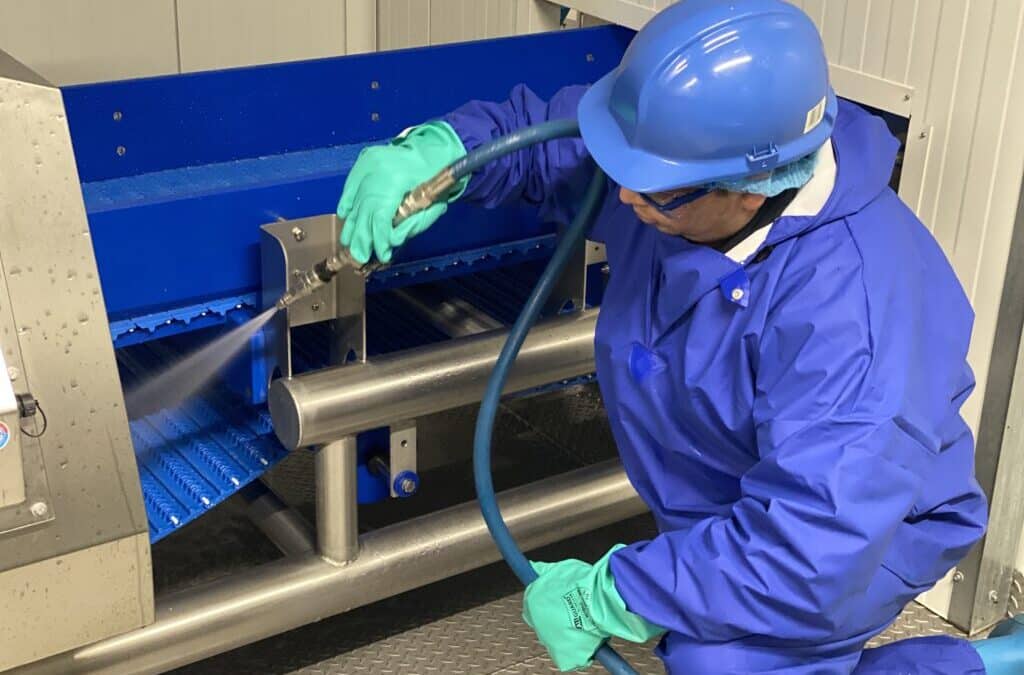 Schoonmaak in de voedingsmiddelen industrie, waar voedselveiligheid en medewerkersveiligheid hand in hand gaan.