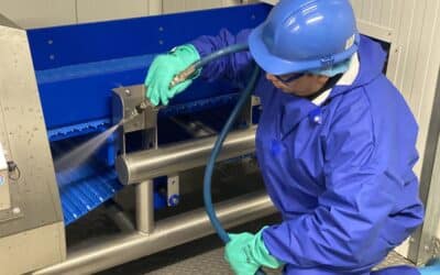 Schoonmaak in de voedingsmiddelen industrie, waar voedselveiligheid en medewerkersveiligheid hand in hand gaan.